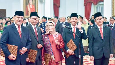 KPK leaders of 2019-2023 after their oath-taking ceremony at the State Palace, Jakarta, December 2019./Cabinet Secretariat doc.