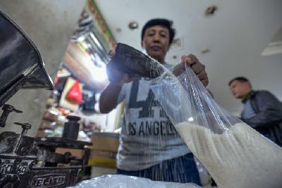 Pedagang menimbang gula pasir eceran di Pasar Senen, Jakarta, 16 Maret lalu.