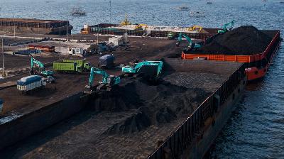 Bongkar-muat batu bara di Pelabuhan Karya Citra Nusantara (KCN) Marunda, Jakarta, November 2019.