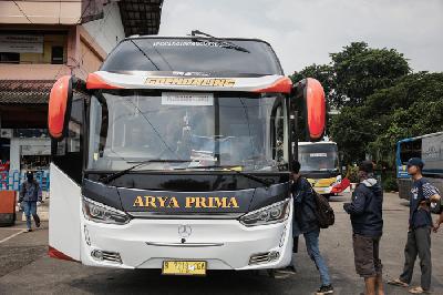 Penumpang menaiki bus antarkota antarprovinsi di Terminal Kampung Rambutan, Jakarta, kemarin. 