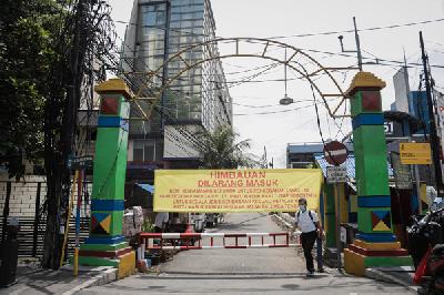 Penutupan jalan menuju permukiman warga sebagai upaya pence penularangahan virus corona di Salemba, Jakarta Pusat, kemarin. 