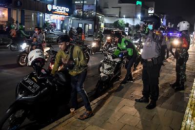 Petugas gabungan TNI, Polri, dan Satpol PP membubarkan warga yang masih berkumpul di kawasan Kemang, Jakarta, 24 Maret lalu. 