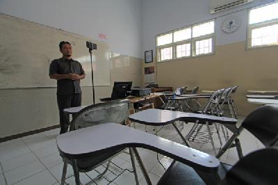 Seorang dosen melakukan siarang langsung (live streaming) pembelajaran untuk mahasiswa di kampus AMIK Purnama Niaga di Indramayu, Jawa Barat, 23 Maret lalu.