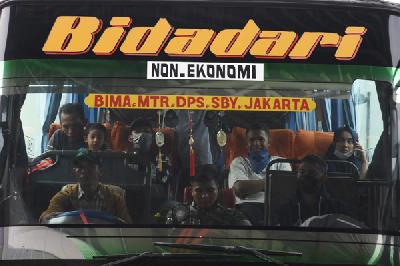 Penumpang menaiki bus antarkota antarprovinsi di Terminal Pulogebang, Jakarta, 29 Maret lalu. 