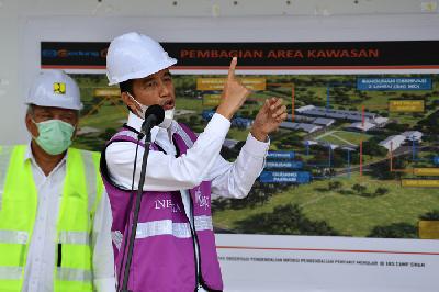 Presiden Joko Widodo (kanan) dan Menteri PUPR Basoeki Hadimoeljono meninjau Rumah Sakit Darurat Penanganan Covid-19 di Pulau Galang, Batam, Kepulauan Riau, Rabu lalu. 