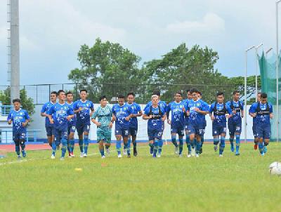 Sesi latihan perdana Persib Bandung di Stadion Sport Jabar Arcamanik, Bandung, Jawa Barat. 