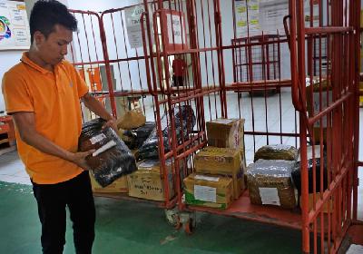 Petugas memilih paket kiriman barang di Kantor Pos Serang, Banten, kemarin.