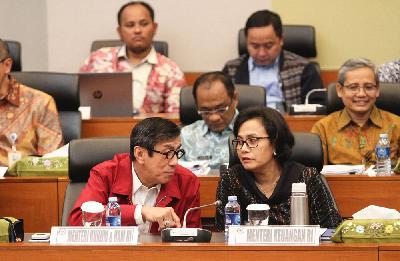 Menteri Keuangan Sri Mulyani Indrawati (kanan) serta Menteri Hukum dan Hak Asasi Manusia (HAM) Yasonna H. Laoly di Gedung Nusantara II, Kompleks Parlemen, Senayan, Jakarta, 2017.  