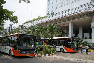 Bus Transjakarta untuk petugas medis yang menginap di Hotel Grand Cempaka Bisnis, Jakarta, 28 Maret lalu.