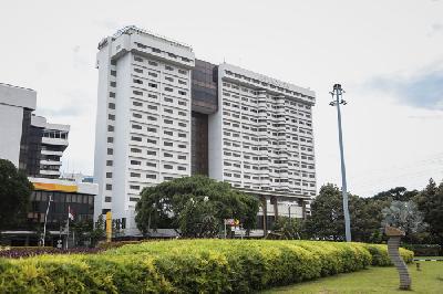 Hotel Aryaduta berusaha bertahan dengan menawarkan paket isolasi pasien Covid-19 di Gambir, Jakarta, kemarin.