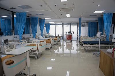 Rumah sakit darurat untuk merawat pasien virus corona atau Covid-19 di Lippo Plaza Mampang, Jakarta, kemarin. 