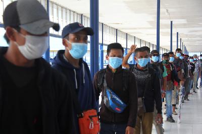 Warga negara Indonesia (WNI) yang terkena dampak perpanjangan masa Lockdown di Malaysia tiba di Pelabuhan Bandar Sri Junjungan Dumai di Dumai, Riau, 27 Maret lalu. 