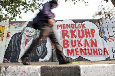 Mural dengan tulisan “Menolak RKUHP Bukan Menunda” di Jalan Pemuda, Rawamangun, Jakarta Timur, September 2019. 