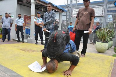 Narapidana setelah mendapatkan surat pembebasan dari masa pidana di Lapas Kelas I Tanjung Gusta, Medan, Sumatera Utara, kemarin. 