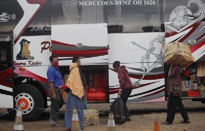 Calon penumpang bersiap menaiki bus antarkota antarprovinsi di terminal bayangan Pondok Pinang, Jakarta, kemarin.

