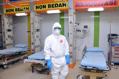 Petugas medis di ruang isolasi rumah sakit rujukan khusus pasien Covid-19 Martha Friska di Medan, Sumatera Utara, Kamis lalu. 