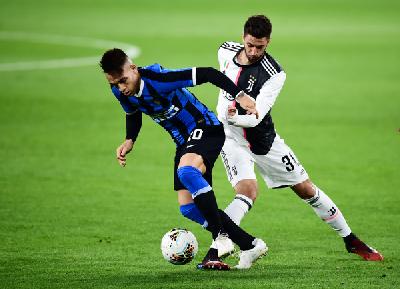 Pemain  Inter Milan, Lautaro Martinez (kiri), di Stadion Allianz, Turin, Italia, 8 Maret lalu. 