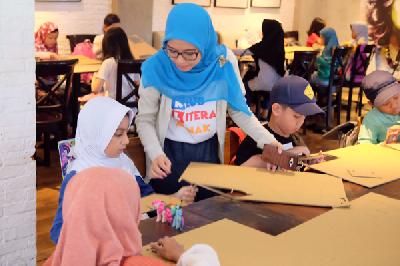 Workshop “Terbangkan Imajinasi” oleh Klub Literasi Anak di Surabaya, Jawa Timur. 