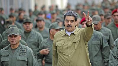 Presiden Venezuela, Nicolas Maduro saat meninjau pangkalan militer di Caracas, Venezuela, Januari 2019. Reuters