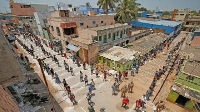 Penerapan ‘jaga jarak’ saat mengantri makanan setelah penerapan lock down di Chennai, India,1 April 2020. Reuters/P. Ravikumar