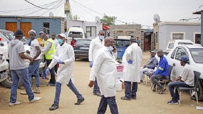 Sejumlah petugas kesehatan tanpa menggunakan apd, melalukan tes selama lockdown di Alexandria, Afrika Selatan, 31 Maret 2020. Reuters/Siphwe Sibeko