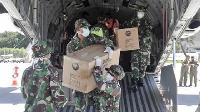 Prajurit TNI AU memindahkan alat kesehatan yang dikirim Gugus Tugas Covid-19 di Bandar Udara I Gusti Ngurah Rai, Bali, 3 April 2020. ANTARA/Fikri Yusuf