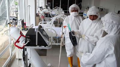 Petugas medis memeriksa kesiapan ventilator di ruang ICU Rumah Sakit Darurat Penanganan COVID-19 Wisma Atlet Kemayoran, Jakarta, 23 Maret 2020. ANTARA/Kompas/Heru Sri Kumoro