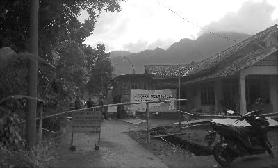 Warga Kampung Warung Loa berjaga di gerbang masuk Desa Tamansari, Kabupaten Bogor, kemarin. TEMPO/M.A MURTADHO