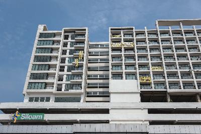 Penghuni apartemen Nine Residence memasang spanduk penolakan rumah sakit darurat virus Corona atau COVID-19 di Lippo Plaza Mampang, Jakarta, kemarin. TEMPO/M Taufan Rengganis
