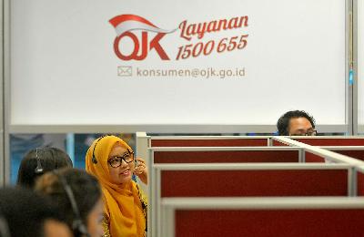 Call Center Otoritas Jasa Keuangan (OJK), Jakarta.   TEMPO/Tony Hartawan 
