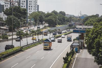 Sejumlah kendaraan melintas di Jalan Tol Lingkar Luar Jakarta, TB Simatupang, Jakarta, Jumat lalu. TEMPO/M Taufan Rengganis