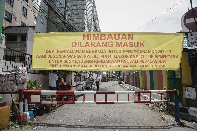 Penutupan jalan ke pemukiman warga sebagai upaya menekan penyebaran virus Corona atau Covid-19 di Salemba, Jakarta Pusat, 1 April lalu. TEMPO/M Taufan Rengganis
