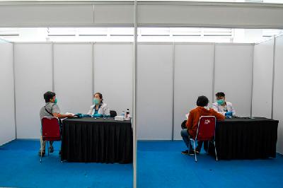 Petugas mewawancarai calon relawan saat tes kesehatan di kompleks Wisma Atlet di Kemayoran, Jakarta, 23 Maret lalu. ANTARA/Galih Pradipta