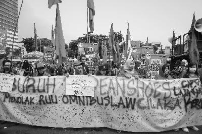 Aksi menolak Omnibus Law RUU Cilaka di depan Gedung DPR/DPD/MPR RI, Jakarta, Desember 2019.   TEMPO/M Taufan Rengganis