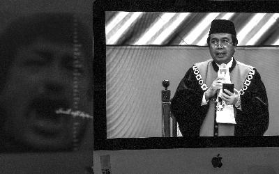 Siaran langsung Wakil Ketua Mahkamah Agung bidang Yudisial Syarifuddin saat memberikan pidato dari Gedung MA di Jakarta, kemarin. ANTARA/Hafidz Mubarak A