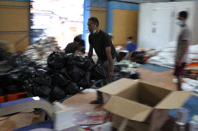 Karyawan Bulog Sulawesi Tenggara mengangkut paket sembako sebelum didistribusikan ke warga di Kendari, Sulawesi Tenggara, kemarin. ANTARA/Jojon