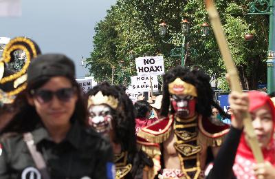 Aksi kampanye memerangi informasi dan berita hoax di sepanjang Jalan Malioboro, Yogyakarta, 2017. Dok TEMPO/Pius Erlangga
