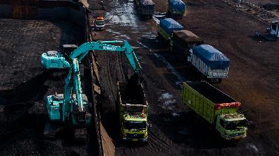 Bongkar muat batu bara di Pelabuhan Karya Citra Nusantara Marunda, Jakarta, November 2019. Tempo/Tony Hartawan