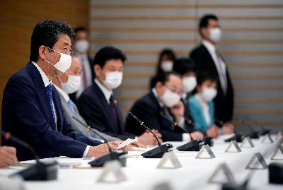 Perdana Menteri Jepang Abe Shinzo berbicara dalam pertemuan yang membahas Covid-19 di kediaman resminya di Tokyo, kemarin