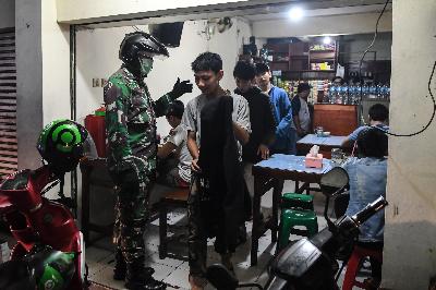 Petugas TNI membubarkan warga yang masih berkumpul saat melakukan razia cegah penyebaran COVID-19 di kawasan Kemang, Jakarta, 24 Maret lalu. ANTARA/Muhammad Adimaja