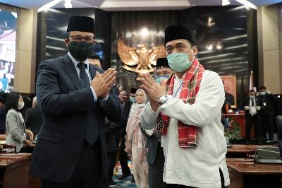 Gubernur DKI Jakarta Anies Baswedan (kiri) dan Wakil Gubernur DKI Jakarta terpilih Ahmad Riza Patria di Gedung DPRD DKI Jakarta di Jakarta, kemarin. ANTARA/Deka Wira S