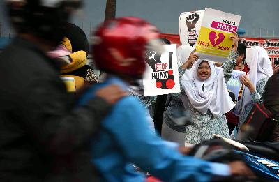 Sejumlah pelajar berkampanye anti-hoax di Jalan Brigjen Slamet Riyadi, Malang, Jawa Timur, 2017.  TEMPO/Aris Novia Hidayat