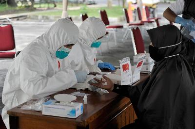Petugas kesehatan mengambil sampel darah warga saat melakukan rapid test di  halaman Gedung Sate, Bandung, Jawa Barat, 31 Maret lalu. TEMPO/Prima Mulia