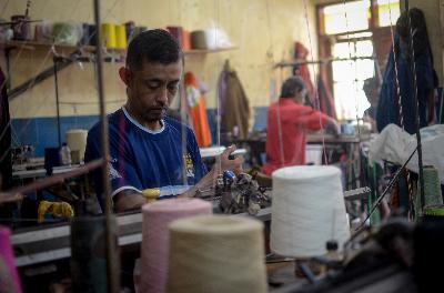 Produksi pakaian rajut di Sentra Rajut Binong Jati, Bandung, Jawa Barat, 6 Maret lalu. ANTARA/Raisan Al Farisi
