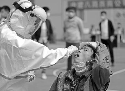 Petugas kesehatan memberikan test swab Covid-19 dari pekerja bangunan di Wuhan, Hubei , Cina, kemarin. China Daily via REUTERS