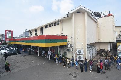 Warga antre berbelanja saat pemberlakuan pembatasan pengunjung supermarket di Tiptop, Depok, Jawa Barat, Senin lalu. ANTARA/Indrianto Eko Suwarso