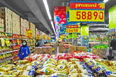 Pengunjung berbelanja kebutuhan di gerai Hypermart, Pejaten Village, Jakarta Selatan, 30 Maret lalu. TEMPO/NITA DIAN