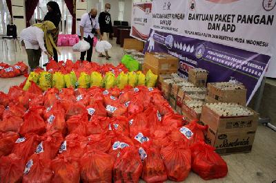 Bantuan penanganan COVID-19 dari sejumlah instansi sebelum didistribusikan di Makassar, Sulawesi Selatan, kemarin. 