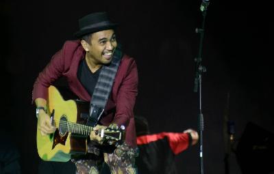 Glenn Fredly tampil dalam konser tunggal bertajuk “Menanti Arah” di Istora Senayan, Jakarta, 2015.
