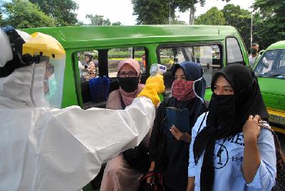 Pemeriksaan suhu tubuh penumpang angkot di simpang Air Mancur, Kota Bogor,  kemarin. 